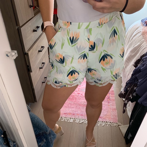 Floral scalloped shorts with pockets - Picture 3 of 3